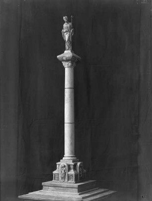Modell eines Säulendenkmals mit Bischofstatue