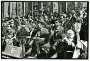 Maidemonstration auf der Karl-Marx-Allee 1986, Zuschauer