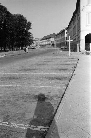 Beginn der Bauarbeiten zur Tieferlegung der Straße am Schloßplatz.