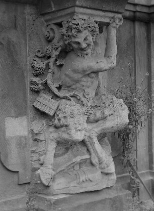 Konsole mit hockendem Faun : Konsole mit hockendem Faun. Sandstein; H. ca. 1,80 m (um1717; B. Permoser/ 1950 Kopie). Dresden. Zwinger, Bogengalerie L