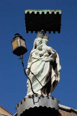 Steinerne Madonna an einem Palast im Stadtteil Castello