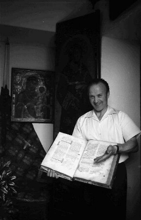 Rep Morcote: Museum Rieder Morcote, Herr Rieder mit Schrift