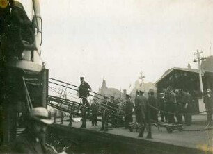 Beim Einschiffen. Blick von Bord eines Passagierdampfers, vermutl. Victoria Luise, auf Hafengelände mit Gebäuden