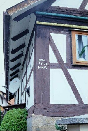 Untere Dorfstraße 4, Jahreszahl 1620 am Eckbalken aufgemalt