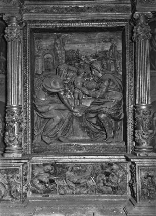Anna Selbdritt, im Sockelbereich Martyrium des Laurentius