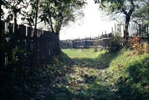 herbstlicher Hohlweg am Ortsrand, Staketenzaun