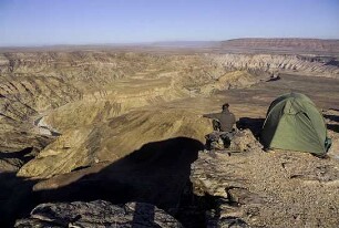 Anderswo. Allein in Afrika