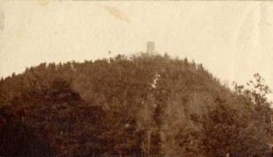 Privatalbum mit Karlsruher Motiven. Bewaldeter Berggipfel mit Turm