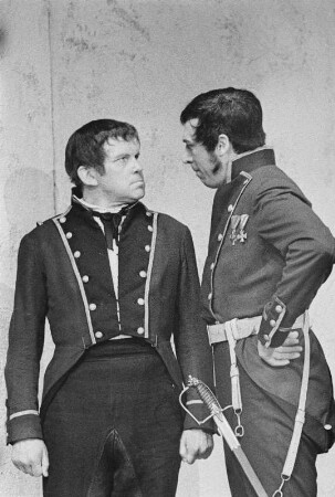 Szenenbilder aus "Montserrat" von Emmanuel Roblès (Bühnenbild: Heinrich Kilger). Kammerspiele (Deutsches Theater) Berlin, 20.06.1957 : Mit Walter Lendrich, Adolf Peter Hoffmann als Geistlicher u. a