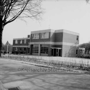Ortswehr Wulfsdorf: Feuerwehrgerätehaus: Bornkampsweg: Außenaufnahme Straßenfront: im Vordergrund Straße, Baum, Verkehrsschild
