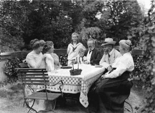 Mittweida: Gruppen im Garten, mit Großpapa Decker