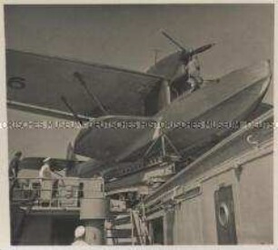Wehrmachtssoldaten, Kampfflugzeuge, Ein Flugboot auf der Katapultanlage eines Kriegsschiffes