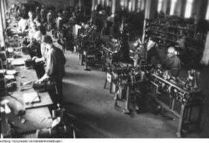Dresden. Zeiss Ikon Dresden (ab 1955 VEB Zeiss Ikon), zerstörte Produktionsstätte und Wiederaufnahme der Produktion, 1945