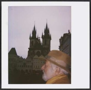 Wolfram Siebeck auf dem Altstädter Ring in Prag, Teynkirche im Hintergrund