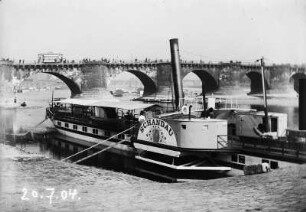 Dresden, Blick auf Raddampfer "Schandau" und Augustusbrücke