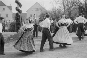 Maibaumwerfen in Ostro : Mejemjetanje we Wotrowje : Ostro / Wotrow