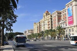 Malaga - Paseo del Parque : Blick auf den palmenbestandenen Prachtboulevard Paseo del Parque. Aufgenommen in Malaga am 10. Oktober 2009