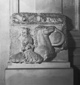 Sarkophagfragment mit Darstellung einer reitenden Amazone