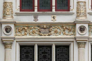 Brügger Freiamt & Brugse Vrije — Hauptfassade — Fries
