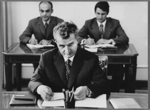 Nicolae Ceaușescu an einem Schreibtisch