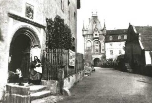 Meißen, Blick über eine Straße : Meißen. Burglehn. Freiheit 2. Blick über die Schloßbrücke zum Mittleren Burgtor