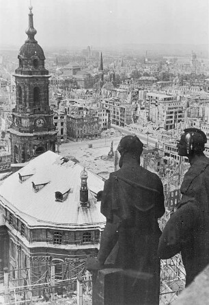 Dresden, Blick vom Rathausturm über die Kreuzkirche und den Altmarkt nach Nordwesten