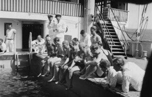 Bordleben Milwaukee. Am Rand des Schwimmbeckens auf dem Oberdeck