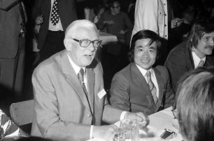 24. Tagung 1974 Chemiker; Studentenabend mit den Nobelpreisträgern: Tisch mit Adolf Butenandt