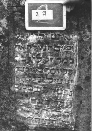 Grabstein 3 (Index: 100114610) Material: Sandstein Zustand: gut Maße HxBxT: 115x67x16 cm Beschreibung: rechteckige Stele, Schriftfeld eingetieft: Grabstein 3A