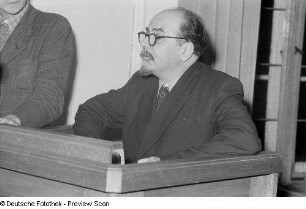 Portrait Georgi Chubows am Rednerpult