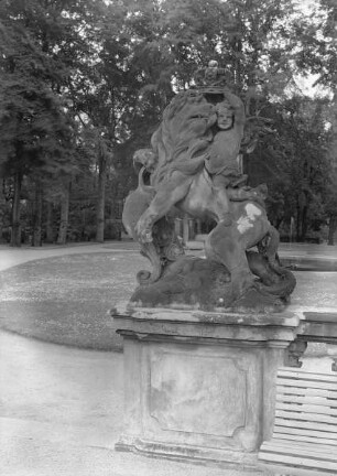 Balustrade mit Gartenskulpturen — Auf einem gekrönten Löwen reitender Putto