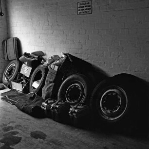 Diebstahlserie von Landarbeiter aus Delingsdorf: Polizeirevier Ahrensburg: Große Straße: sichergestellte Autoersatzteile in Garage