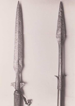 Zwei karolingische Knebelspieße: Klingen