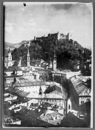 Salzburg und seine Burg Hohensalzburg : Salzburg. Innere Altstadt mit einem der Domtürme, der Franziskanerkirche und der Kollegienkirche. Blick zur Festung Hohensalzburg von Nordwesten