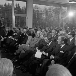 Friedrich-Ebert-Stiftung: Am Kratt: Heimvolkshochschule: Eröffnung: unter den Gästen Bürgermeister Manfred Samusch, Bürgervorsteher Heinz Beusen, nordrhein-westfälischer Ministerpräsident Heinz Kühn, niedersächsischer Ministerpräsident Alfred Kubel, Johannes Rau, Landrat Wennemar Haarmann, Bundesgeschäftsführer der SPD Holger Börner, 9. Februar 1973