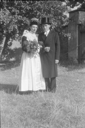 Sorbische katholische Hochzeit in Radibor. Das Brautpaar. : Serbski katolski kwas w Radworju. Kwasny por.