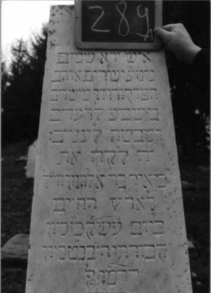 Grabstein 289 (Index: 100090180) Material: weißer Marmor, unterer Sockel-Kalkstein Zustand: gut Maße HxBxT: 200x40x33 cm Beschreibung: Obelisk, Doppelsockel, unterer Sockel rustica: Grabstein 289A