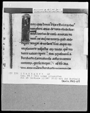 Liber Litaniorum et Benedictionum (Sammelhandschrift) — Kleiderweiheformeln, Bücherverzeichnis der unter Abt Berthold neu geschriebenen Bücher, Folio 37recto-43verso — ---, Folio ---Initiale L (ibri quos) mit Abt Berthold mit Stab die Initiale haltend, Folio 43recto