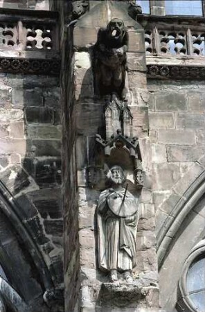 Freiburg i. Br.: Münsterplatz: Sonnenuhr und Wasserspeier am Münster