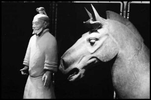 Basel: Kaufhaus Rheinbrücke, Die Grabarmee des ersten Kaisers von China, Terrakottafiguren, gepanzerter Offizier mit Pferd