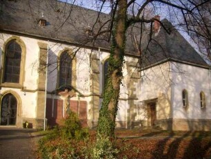 Langhaus (Spätgotischer Neubau Ende 15 Jh) über Traufseite Süd mit Grabsteinen in Übersicht sowie mit Anbau am Chor