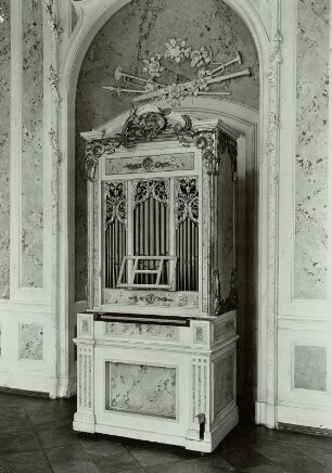 Orgelpositiv I/4 mit Rokokogehäuse, Zinn- und Holzpfeifen (angeblich Silbermann-Werkstatt). Schloß Mosigkau (Dessau-Roßlau-Mosigkau), Musikzimmer