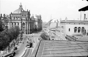 Berlin: Blick vom Brandenburger Tor auf Reichstag