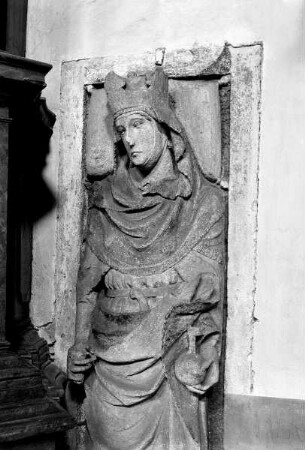 Grabplatte einer Kaiserin oder Königin. Sogenannte Königin Hemma (+876)
