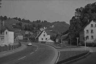 Pottenstein: Straße, Ortsdurchfahrt und Berglandschaft