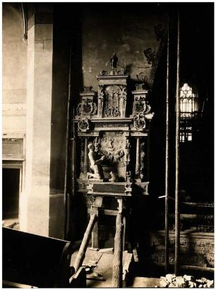 Epitaph in der Stadtkirche, Wittenberg: Schnitzerei mit kniender Männerfigur