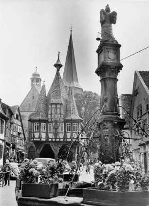 Michelstadt. Marktplatz mit Rathaus und Marktbrunnen