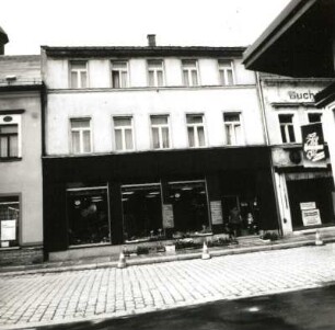 Auerbach, Friedensplatz 6. Wohnhaus mit Ladeneinbau. Straßenfront