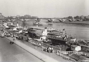 Dresden, Terrassenufer. Dampferanlegestelle der Weißen Flotte mit Fahrgastschiff "Friedrich Engels"