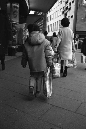 Einkaufsbetrieb in der Innenstadt am zweiten verkaufsoffenen "langen" Samstag vor Weihnachten.